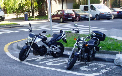 Dos motos en el aparcamiento