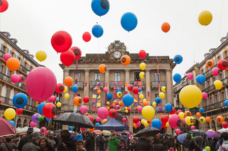 Evento con globos en la Plaza de la Constitución