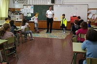 Dos nios realizan un ejercicio de comunicacin frente al resto de su clase