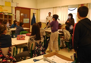 Un grupo de nios realiza una actividad en clase