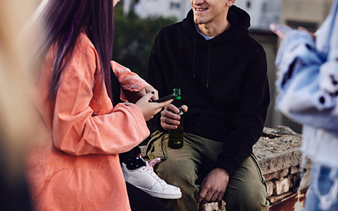 Cómo afrontar el tema de los usos de drogas y alcohol