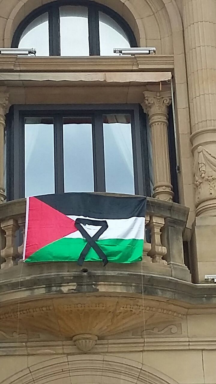 Bandera palestina con crespón negro. img