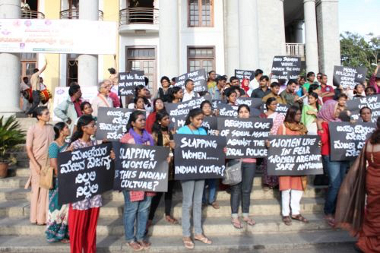 'Defensa de DDHH y la violencia contra las mujeres. India. 2017' irudia