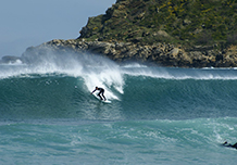Surfista en la Playa de la Zurriola