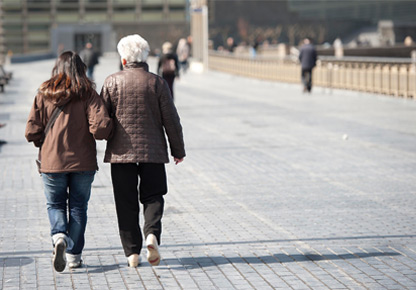 Personas mayores caminando por la calle