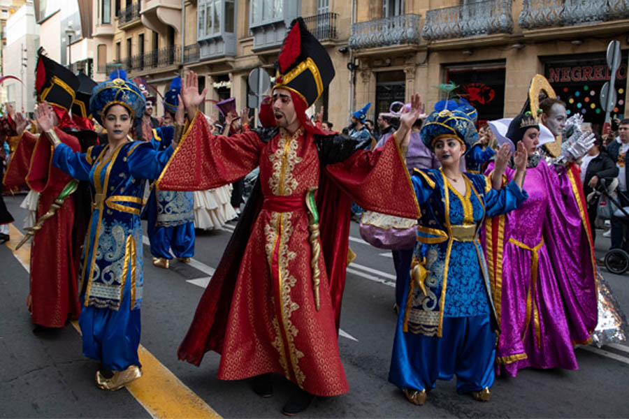 En carnaval: 'Riberas de Loiola: desfile de comparsas'