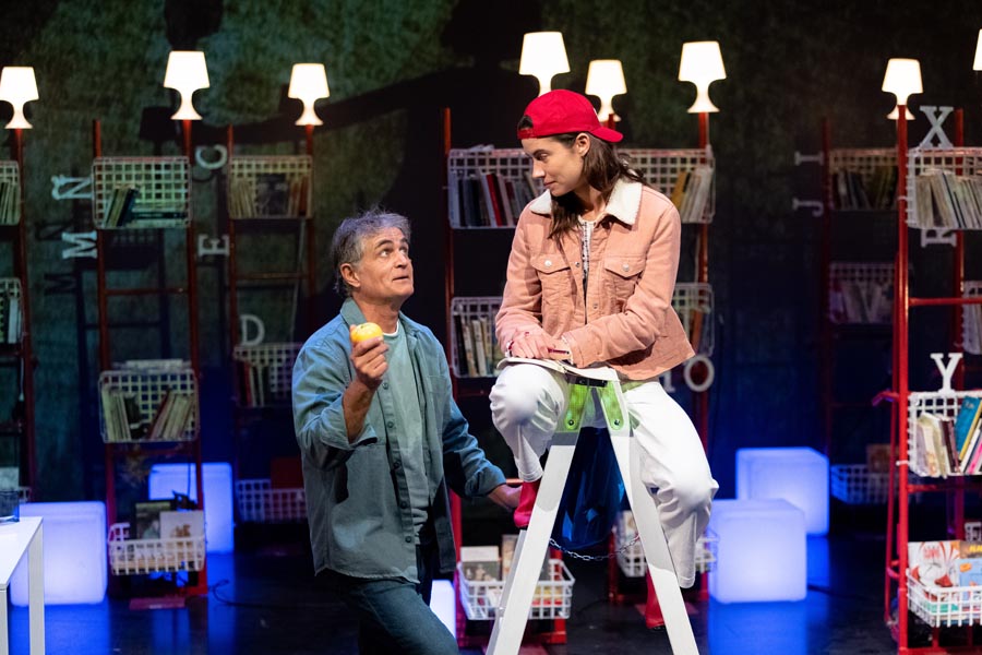 Teatro infantil: 'Mundua pitzatuta dago baina hantxe gabiltza oinez'