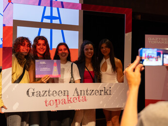 Gazteen antzerki topaketan sarietuetako talde argazkia