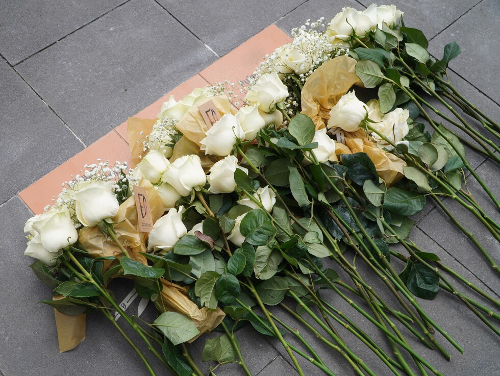 Loreak plaka gainean-Flores encima de la placa