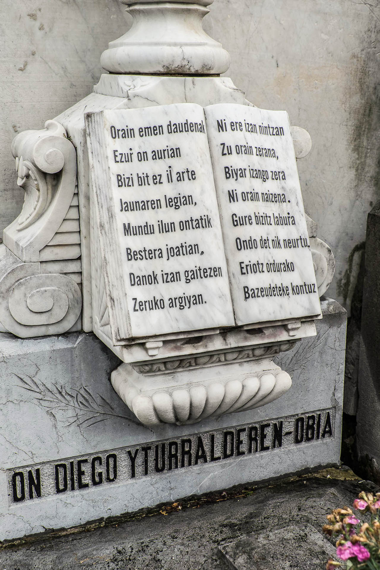 Yturralde panteoia