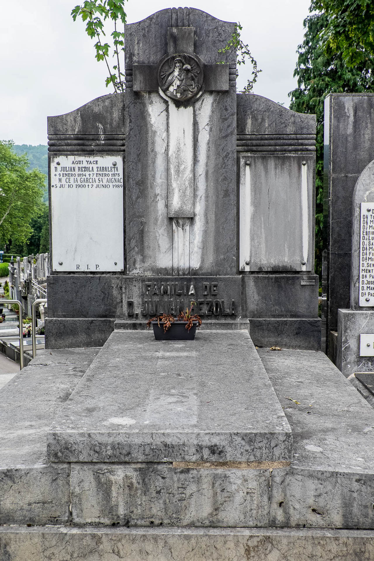 Julián Rezola panteoia
