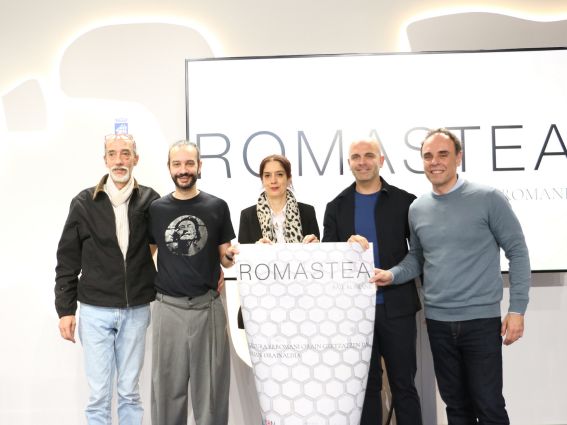 Donostiako prentsa aretoan Romastea aurkezpen