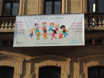 Pancarta del Da Internacional de la Infancia colgado en el balcn del ayuntamiento