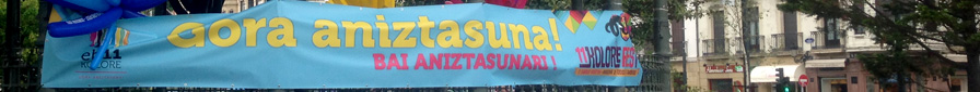 Pancarta con el texto  'Gora aniztasuna! - Bai aniztasunari' 