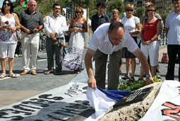 Juan karlos Izagirre ofrece una ofrenda floral sobre la placa