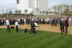 Fotografía de los ciudadnos en el Jardín de la Memoria durante el homenaje