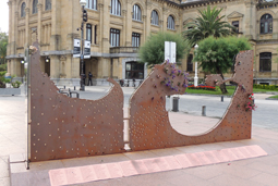 Fotografa de la escultura con el relieve de Donostia
