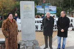 Juan Karlos Izagirre y dos ciudadanos posan al lado de la escultura