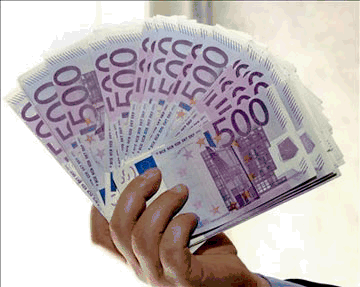 Una mano sujetando varios billetes de 500 euros