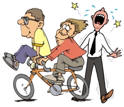 Una persona que lleva a otra sentada en el manillar de su bicicleta pisa a otra