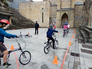 Un grupo de niños recorre en bicicleta un circuito en la Plaza de La Trinidad