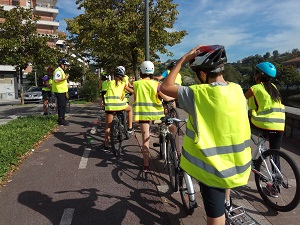 Estudiantes de secundaria circulan en bicicleta por la ciudad