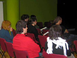 Fotografía lateral del público durante una charla
