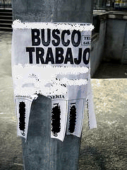 Una farola con un anuncio pegado con el texto 'BUSCO TRABAJO'