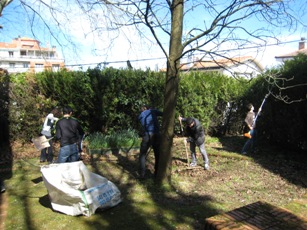 Grupo de personas cuida el jardín de Villa Alegría