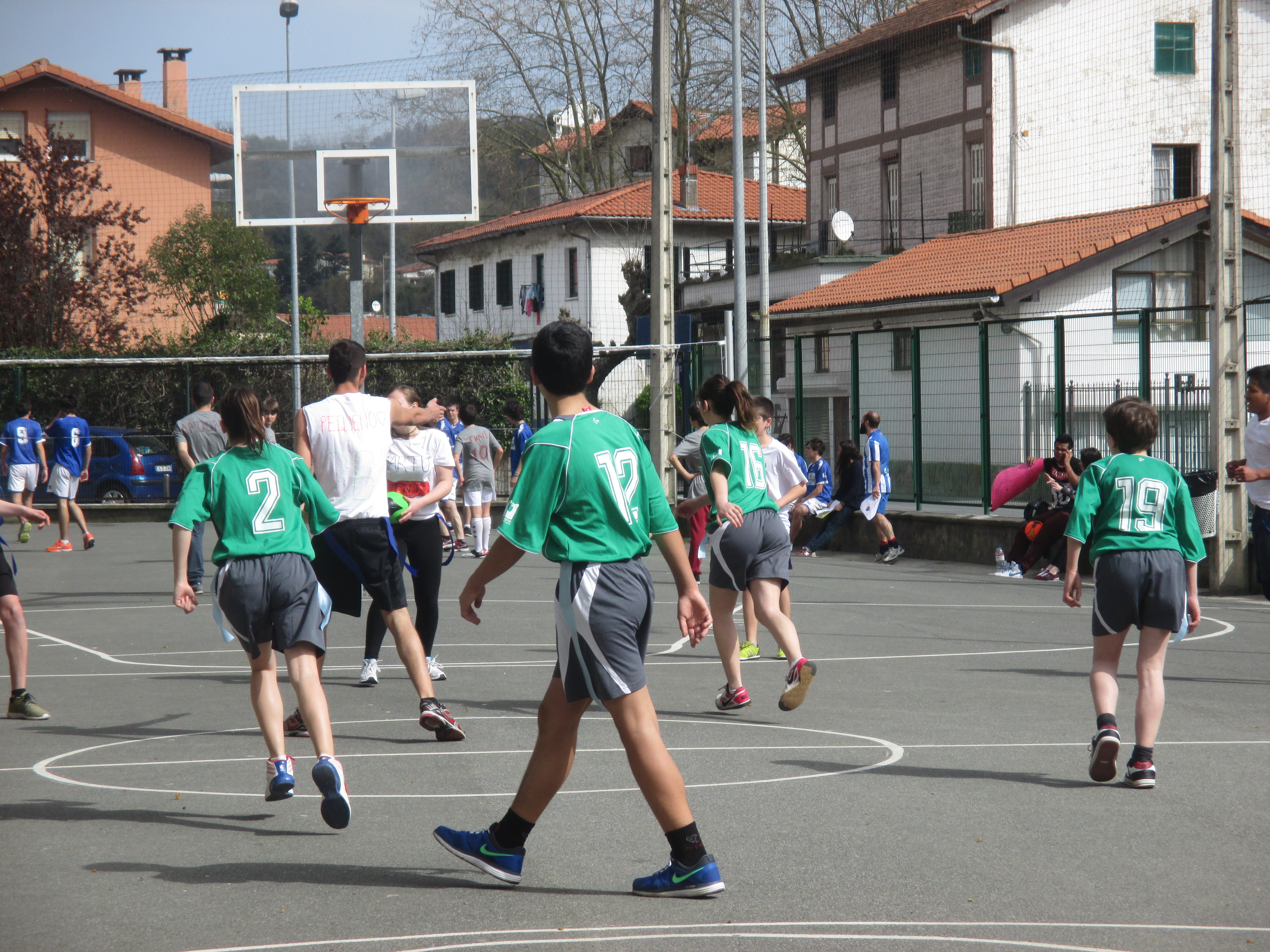 Foto de nios jugando a baloncesto en una cancha en la calle