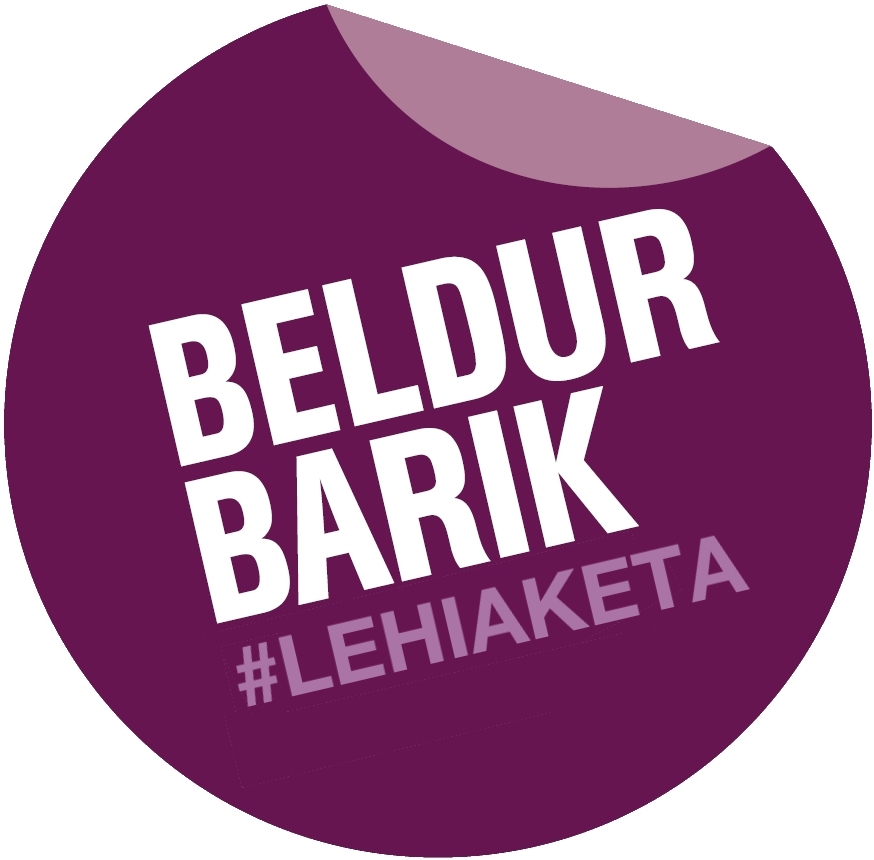 Pegatina morada con el texto 'Beldur Barik #lehiaketa'