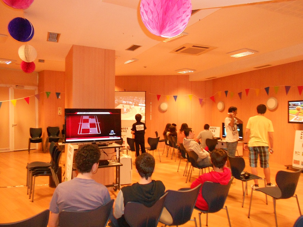 Jvenes juegan a videojuegos en varias pantallas en una hbitacin con decoracin festiva