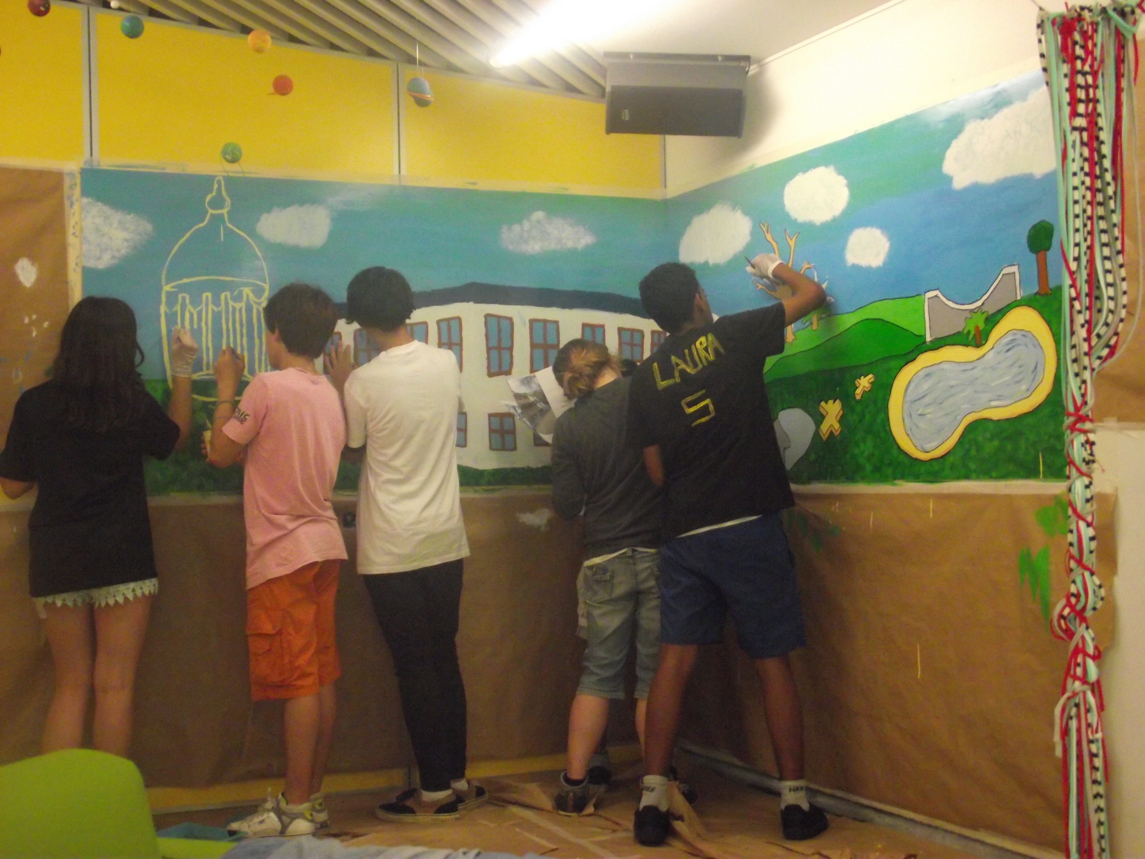 Jvenes dibujan y pintan un mural en el Gazteleku de Aiete