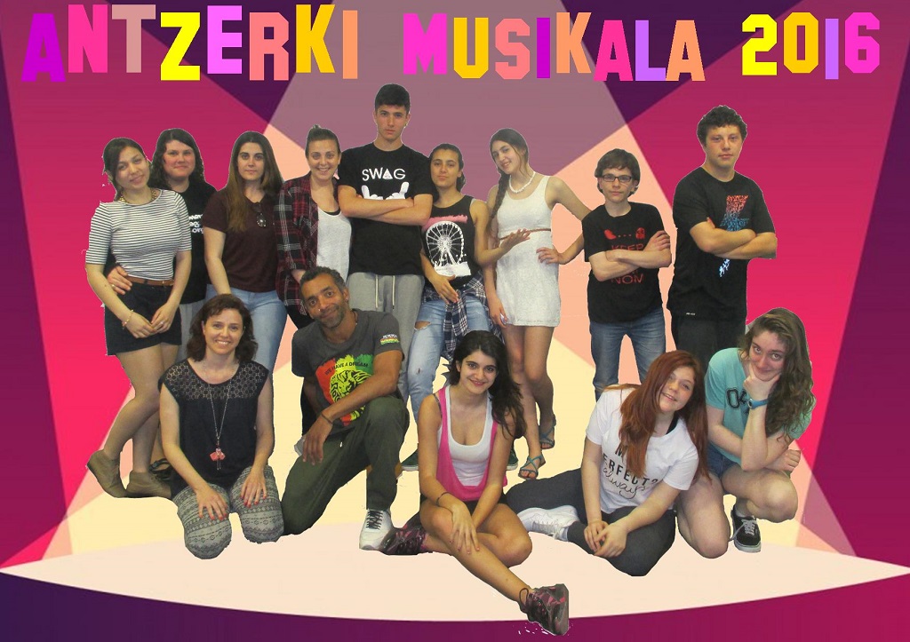 Cartel con el texto 'antzerki musikala 2016' y la foto grupal de los/las participantes