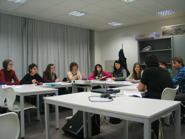 Un grupo de estudiantes charla en una mesa redonda