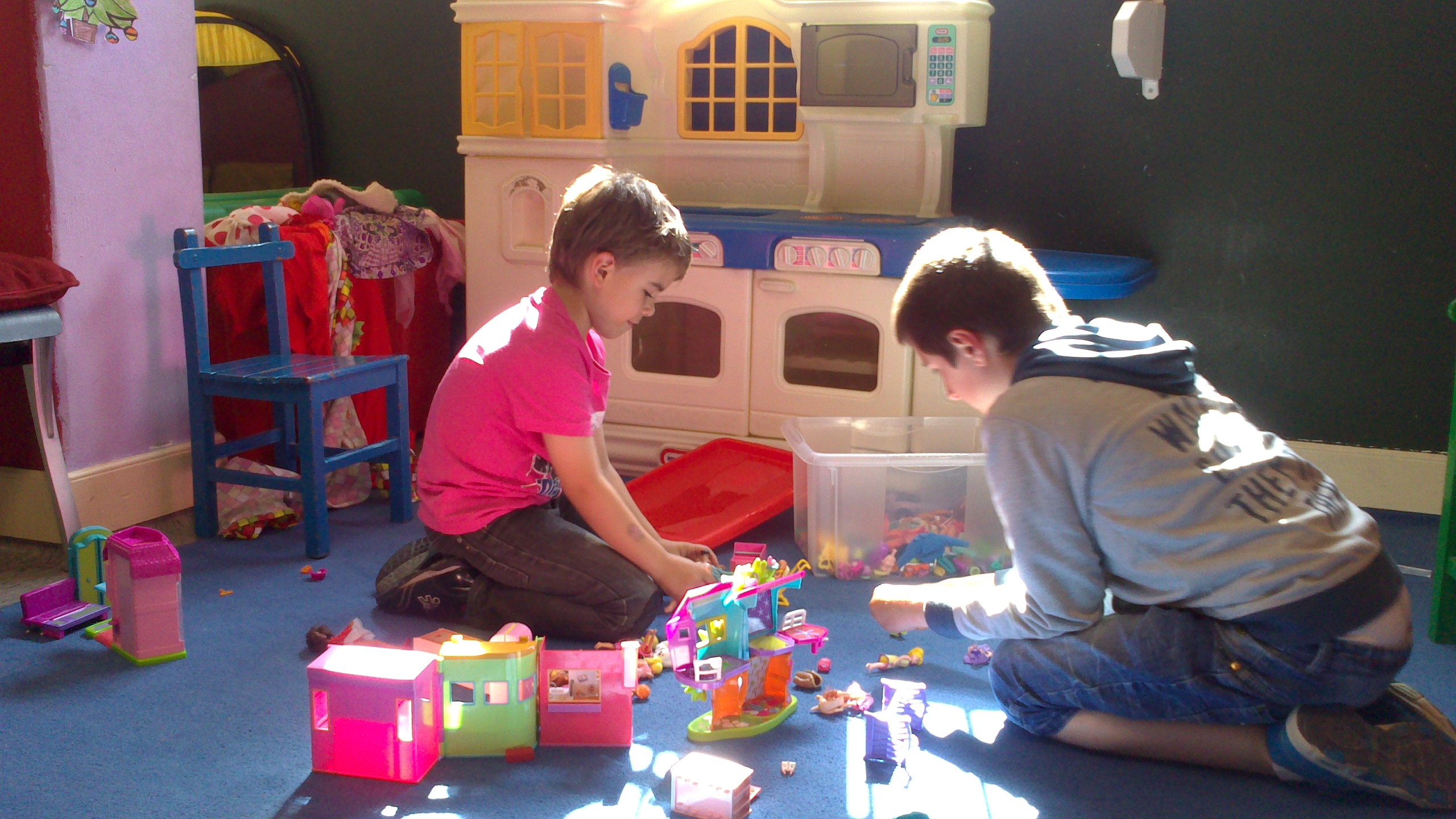Dos niños juegan en el Haurtxoko 